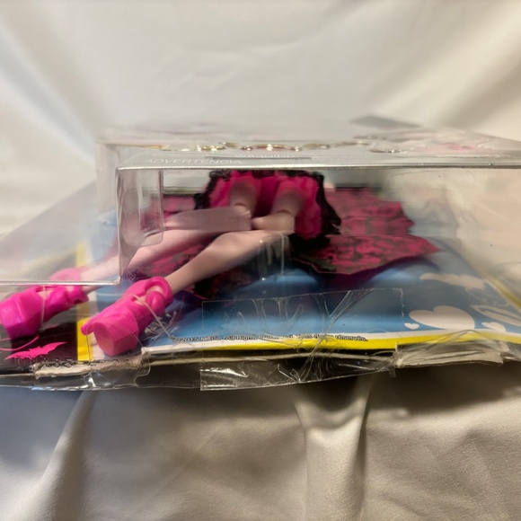Draculaura Monster High Ghoul-To-Bat Transformation Doll - Picture 7 of 7